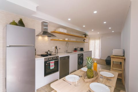 Kitchen or kitchenette, Dining area, dishwasher, minibar, pet friendly, stove