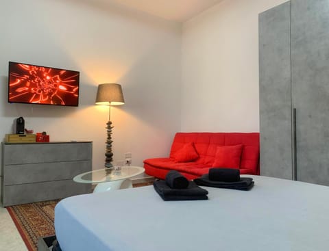 Bed, TV and multimedia, Bedroom