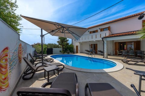 Property building, Patio, Day, Pool view, Swimming pool, sunbed
