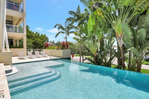 Swimming pool, sunbed