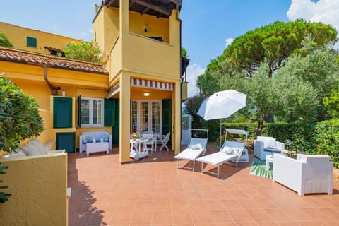 Property building, Balcony/Terrace, Living room