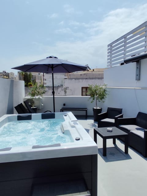 Hot Tub, sunbed