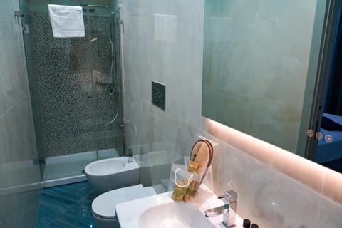 Shower, Toilet, Bathroom, bidet, towels