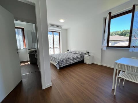 Bed, Photo of the whole room, Dining area, hair dresser