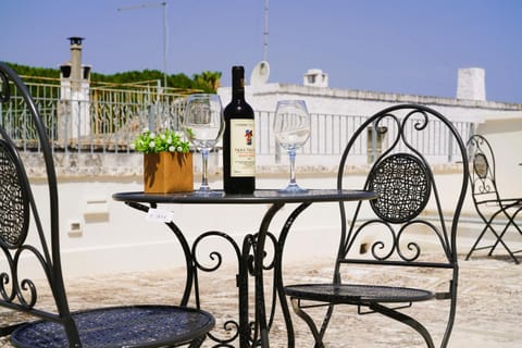 Patio, Day, View (from property/room), Balcony/Terrace, Food and drinks, Dining area, Drinks, Alcoholic drinks