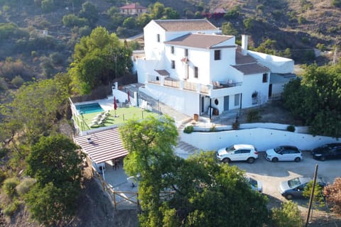 Property building, Day, Natural landscape, Bird's eye view, Pool view, Swimming pool, Parking