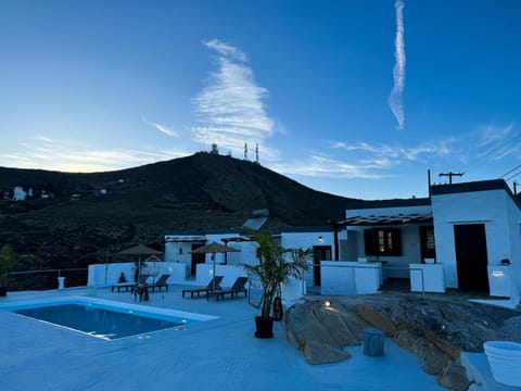 Property building, Day, Natural landscape, Mountain view, Pool view, Swimming pool, sunbed