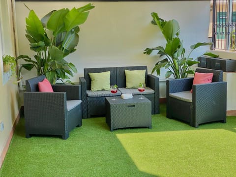 Property building, Garden, Garden view, Drinks