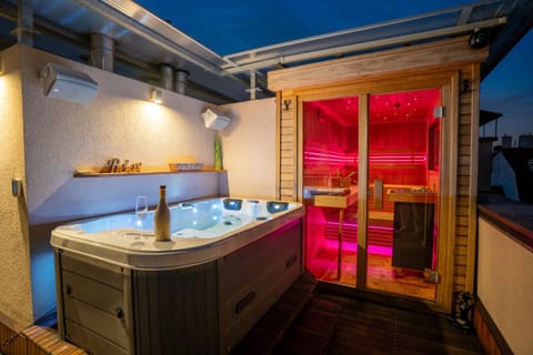 Night, Hot Tub, Sauna, Sauna, View (from property/room), View (from property/room), City view
