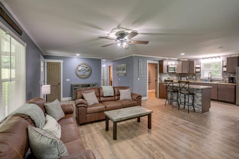 Serene Bryant Retreat with Private Hot Tub! House in Alabama