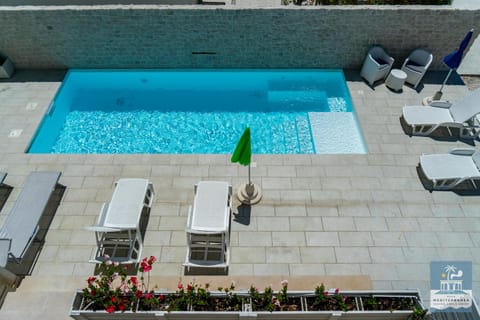 Patio, Swimming pool, sunbed