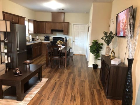 Communal lounge/ TV room, Coffee/tea facilities, Kitchen or kitchenette, Dining area, Evening entertainment, oven, stove