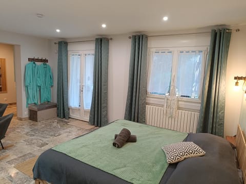 Photo of the whole room, Bedroom