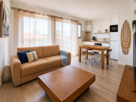 TV and multimedia, Kitchen or kitchenette, Living room, Seating area, Dining area