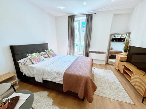 Bed, TV and multimedia, Photo of the whole room, Bedroom