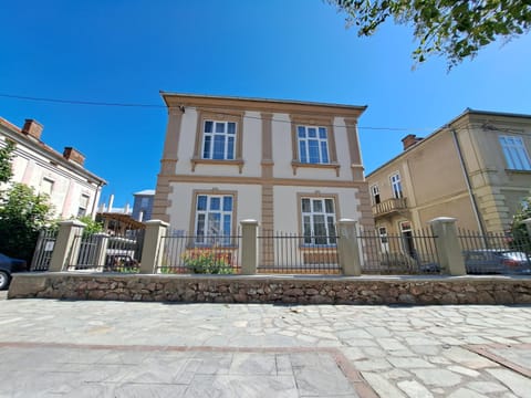 Day, Street view