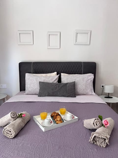 Bed, towels