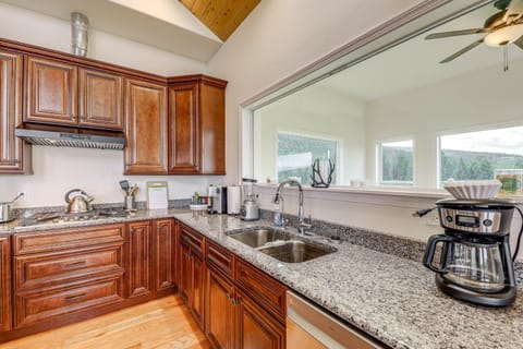 Mountain and Lake View Rexford Estate on 28 Acres! House in Idaho