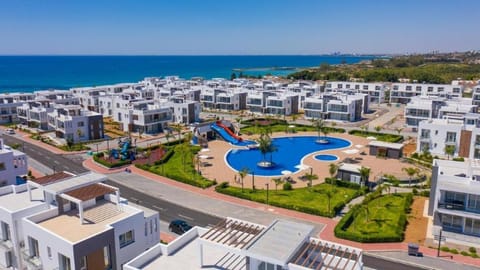 Property building, Nearby landmark, Day, Neighbourhood, Natural landscape, Bird's eye view, Beach, City view, Pool view, Sea view, Street view, Swimming pool, Location, sunbed