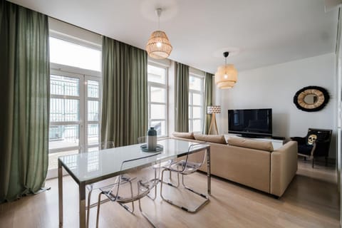 TV and multimedia, Living room, Seating area, Dining area