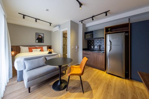 Bed, Day, Kitchen or kitchenette, Living room, Photo of the whole room, Seating area, Dining area, Bedroom, locker, microwave, air conditioner
