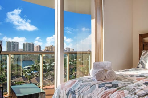 Bed, View (from property/room), Balcony/Terrace, Bedroom, City view, Lake view, River view, Sea view, towels