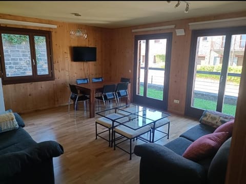 Communal lounge/ TV room, Garden, TV and multimedia, Living room, Dining area