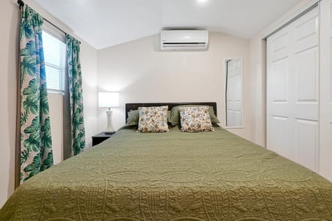 Bed, Photo of the whole room, Bedroom, air conditioner