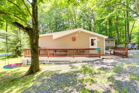 Walk to Beaches Tree-Lined Pocono Lake Retreat! House in Arrowhead Lake
