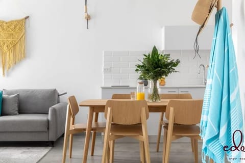 Kitchen or kitchenette, Seating area, Dining area