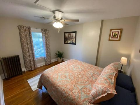 Beautifully remodeled house 1.5 miles from falls. House in Niagara Falls