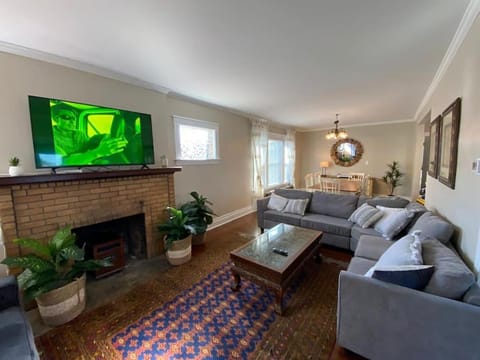 Beautifully remodeled house 1.5 miles from falls. House in Niagara Falls
