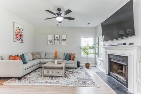 Communal lounge/ TV room, TV and multimedia, Living room, Decorative detail, Decorative detail, Seating area, Evening entertainment, fireplace, internet, internet