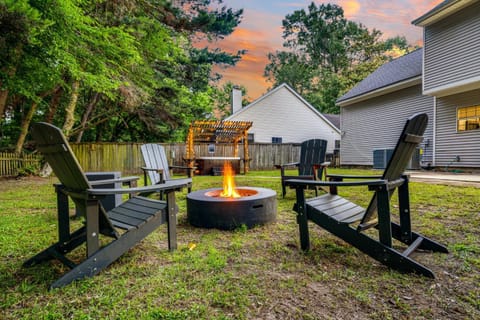 Property building, BBQ facilities, Hot Tub, Dining area, Garden view, Area and facilities, children, children, young children, fireplace, flat iron