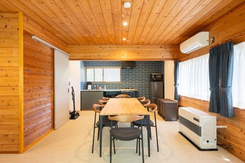 Kitchen or kitchenette, Seating area, Dining area, minibar, air conditioner