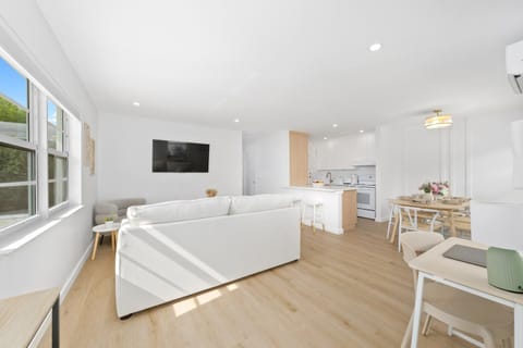 TV and multimedia, Living room, Seating area, Evening entertainment