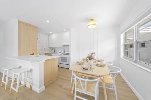 Kitchen or kitchenette, Dining area, minibar, pet friendly
