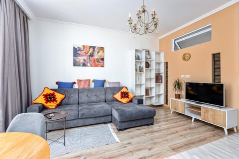 TV and multimedia, Living room, Seating area, air conditioner
