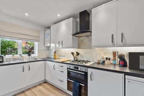 Bright & Spacious 3 Bedroom Home in Central Exeter House in Exeter
