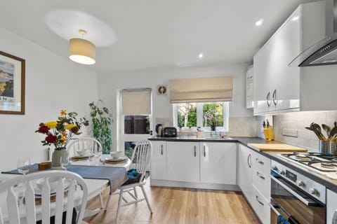 Bright & Spacious 3 Bedroom Home in Central Exeter House in Exeter