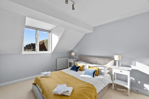 Bright & Spacious 3 Bedroom Home in Central Exeter House in Exeter