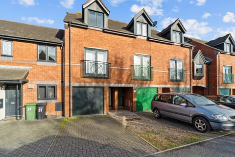 Bright & Spacious 3 Bedroom Home in Central Exeter House in Exeter