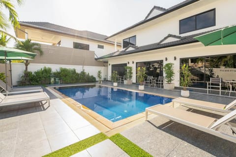 Property building, Swimming pool, Swimming pool