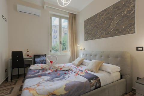 Bed, Bedroom, internet, towels, air conditioner