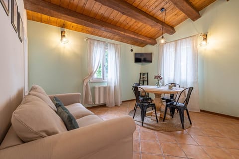 TV and multimedia, Living room, Seating area, Dining area