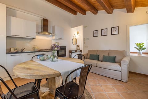 Kitchen or kitchenette, Living room, Seating area, Dining area