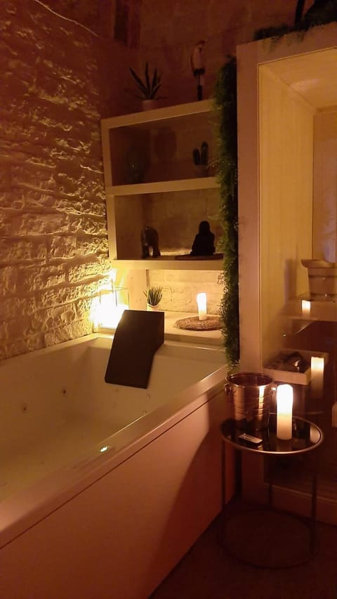 Hot Tub, Sauna