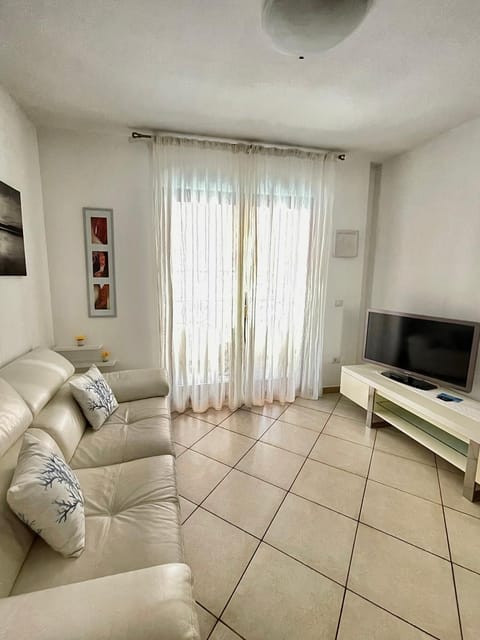 Communal lounge/ TV room, TV and multimedia, Living room, Seating area, Evening entertainment