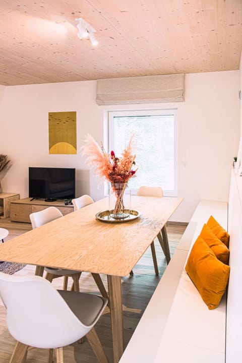 Communal lounge/ TV room, TV and multimedia, Living room, Seating area, Dining area