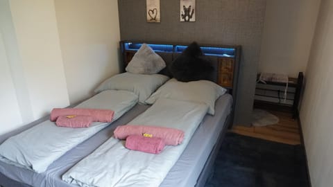 Bed, Bedroom, towels